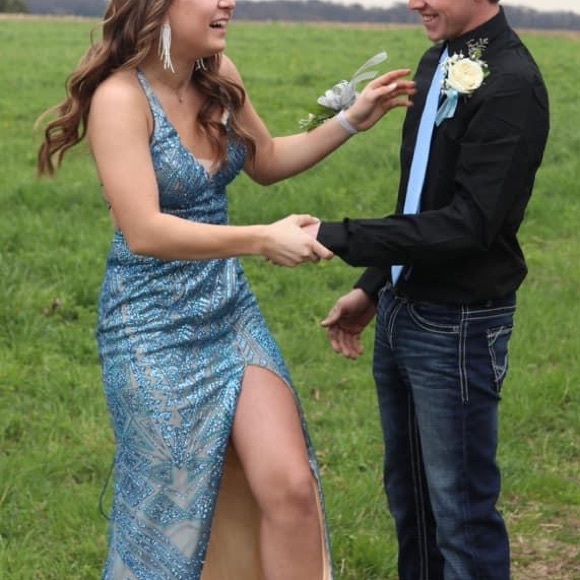 GORGEOUS PROM DRESS! - Picture 5 of 12